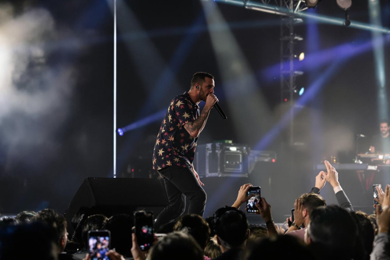 🎤 某歌手演唱会现场假唱被抓包，粉丝当场要求退票